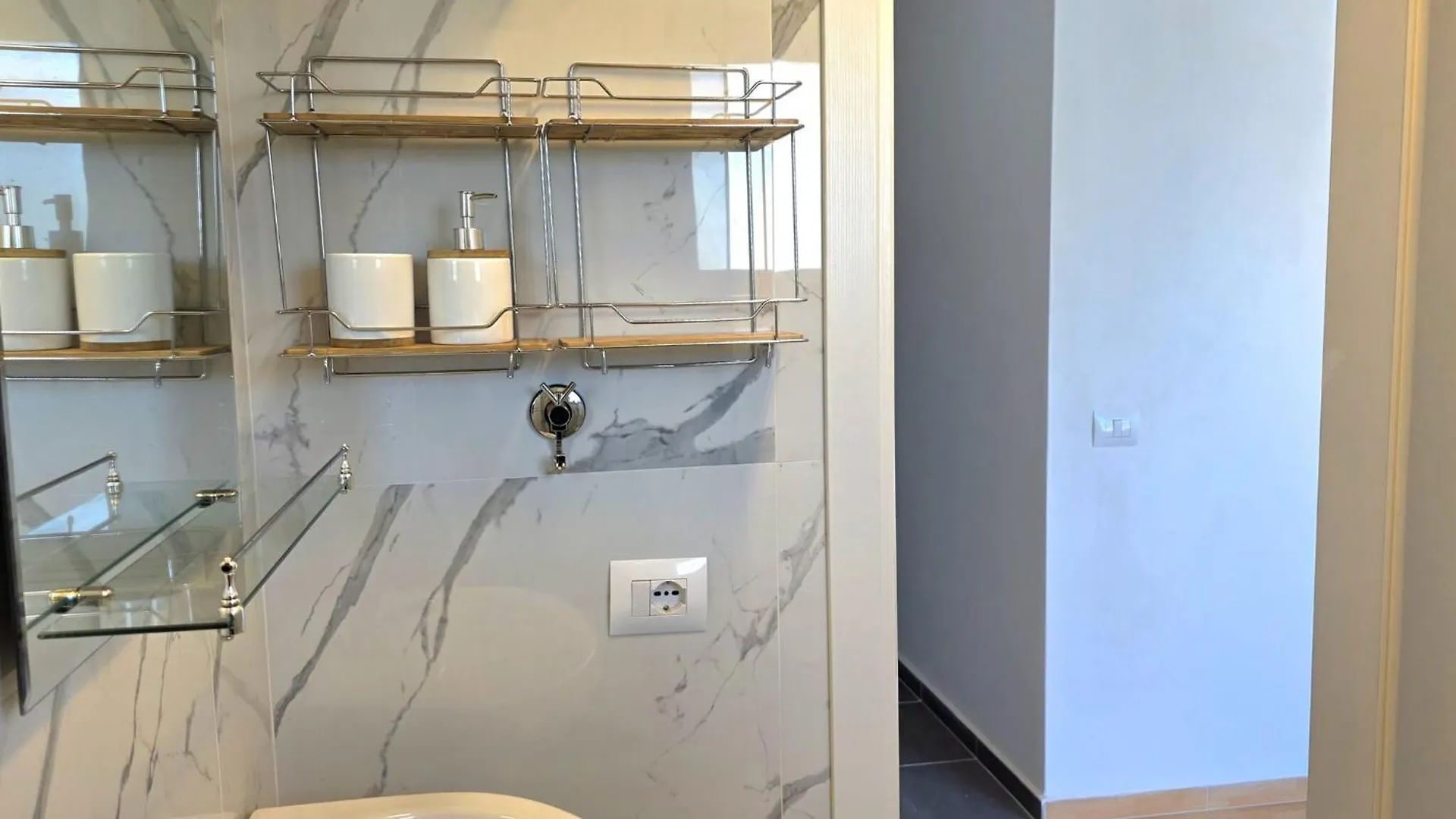 Amenity-Filled Apartment In Golem Durr S